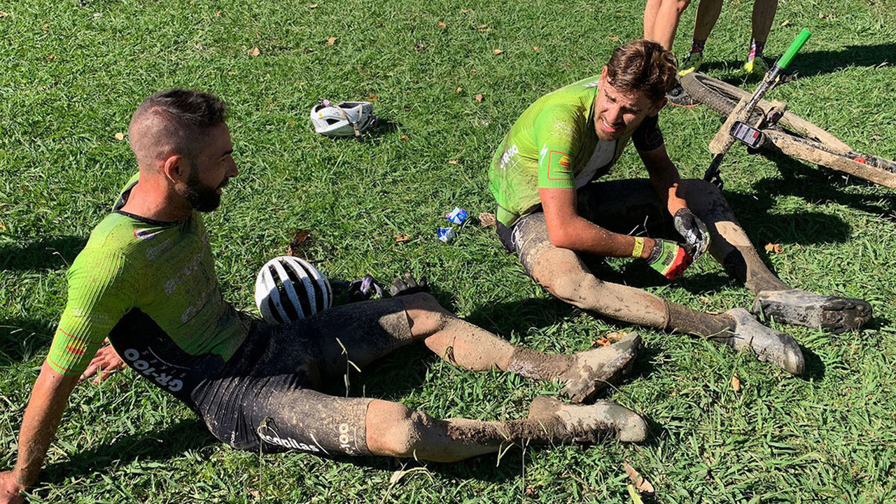 Los ciclistas Marcos García (izquierda) y Juan Luis Pérez (derecha) nada más concluir su participación en la prueba UCI vasca, MTB Pulmón de Acero, la pasada semana | Imagen: Extremadura-Ecopilas