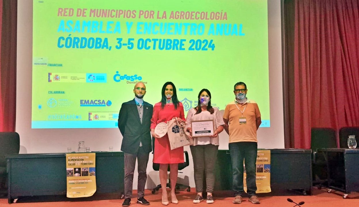 La concejala de Medio Ambiente y Sostenibilidad, Lara Paúl, recibiendo el Premio Ciudades y Pueblos que Alimentan