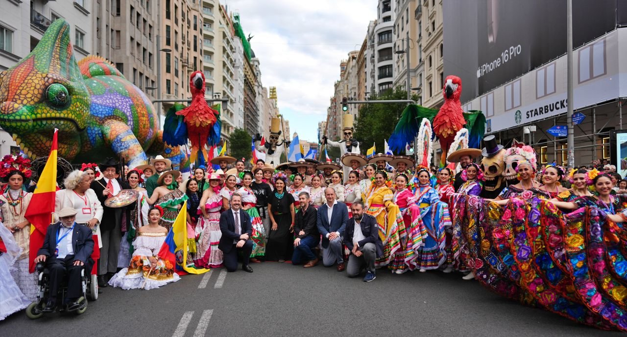 Ayuso con los participantes en la Cabalgata de la Hispanidad 2024 | CAM