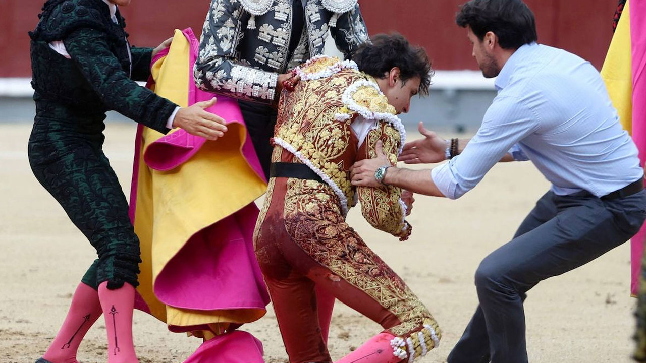 Roca Rey, siendo auxiliado por sus ayudantes y otros toreros, tras la cogida | Imagen: Agencia EFE