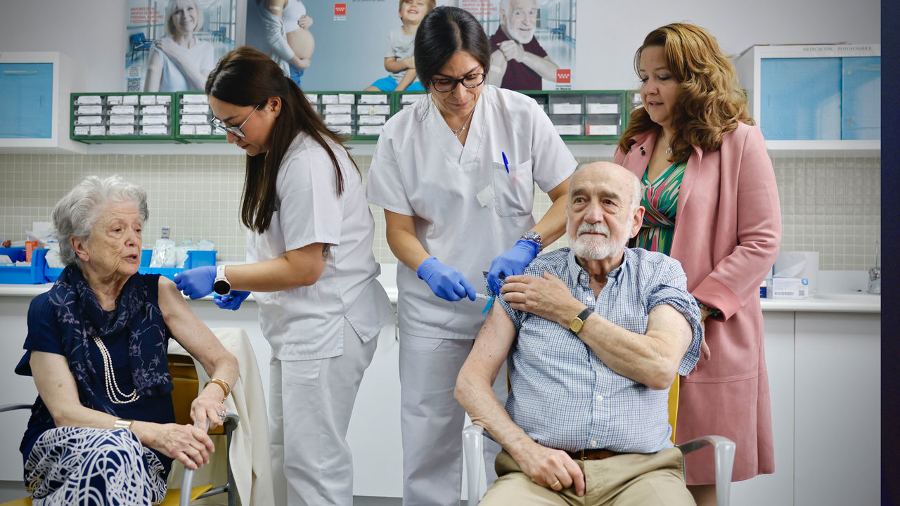 La Consejera de Sanidad ha estado presente en las primeras vacunaciones del 2024 | Imagen: Comunidad de Madrid