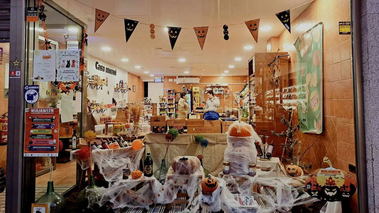 Ejemplo de un comercio decorado con temática Halloween en el pueblo de Miajadas | Imagen: Periódico 'Hoy'