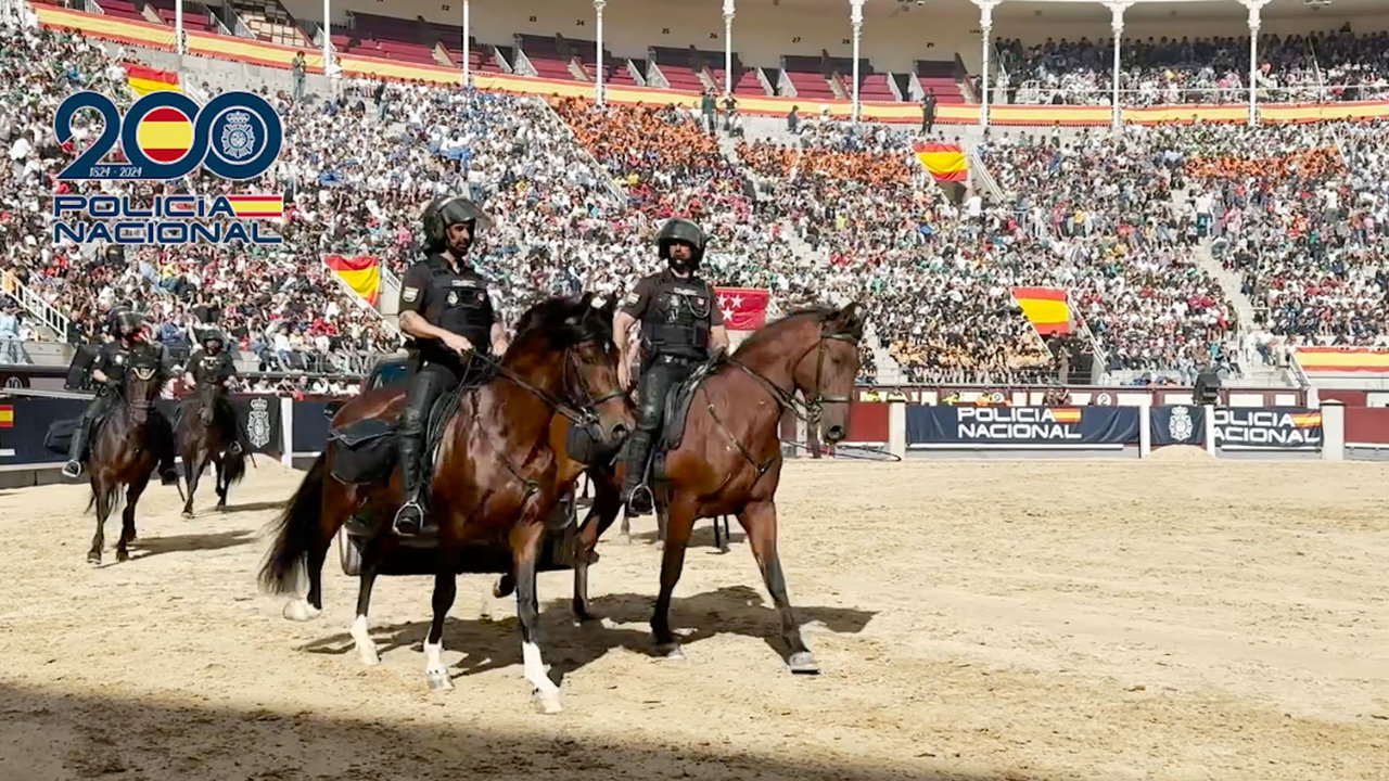 La plaza de Las Ventas a rebosar de alumnos presenciando el desfile policial de la unidad de caballería | Policía Nacional