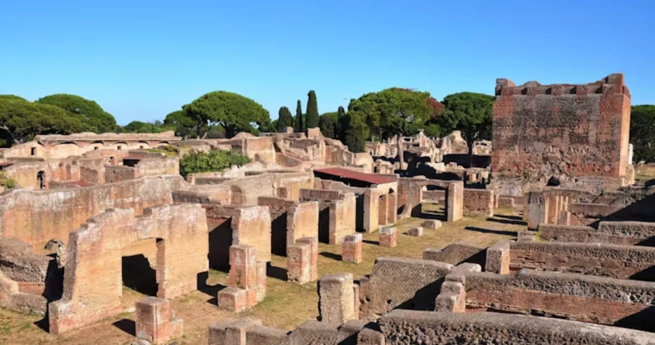 Restos arqueológicos de la antigua ciudad de Ostia, construida a orillas del mar y del río Tíber, cerca de Roma. Claudiovidri/Shutterstock