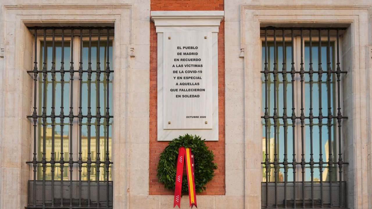 La corona de flores que se ha colocado en la placa en honor a las víctimas de la COVID-19 | CAM