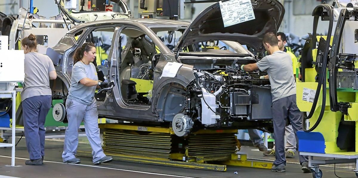 Cadena de montaje de coches en Renault Valladolid | Imagen: JUAN MIGUEL LOSTAU diariodecastilayleon.es