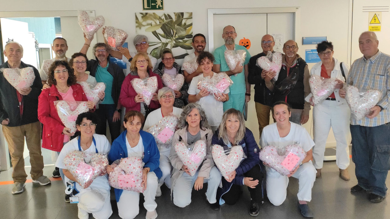 Personal del Hospital de Fuenlabrada y vecinos con las nuevas almohadas en forma de corazón | HUF