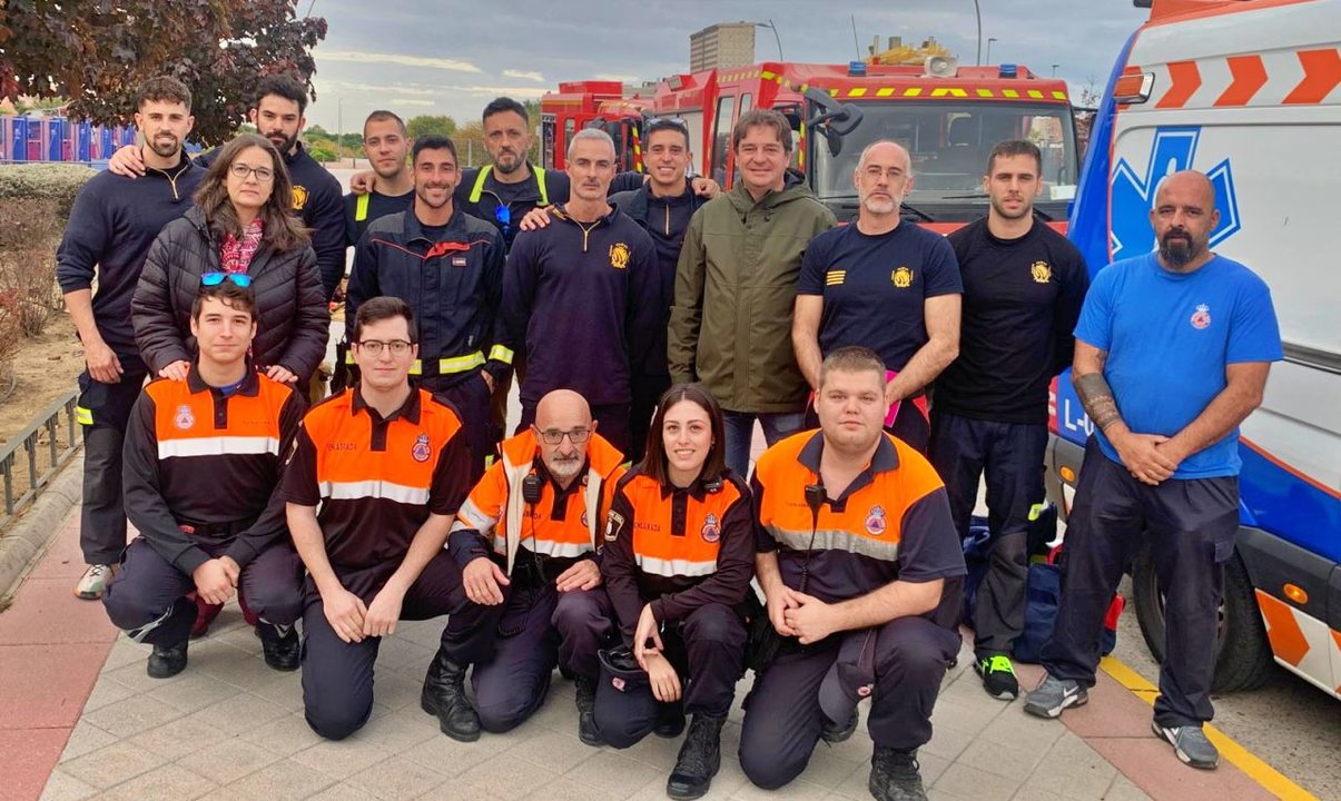 Bomberos y voluntarios de Protección Civil que han partido hacia Valencia para sumarse a la ayuda en Paiporta