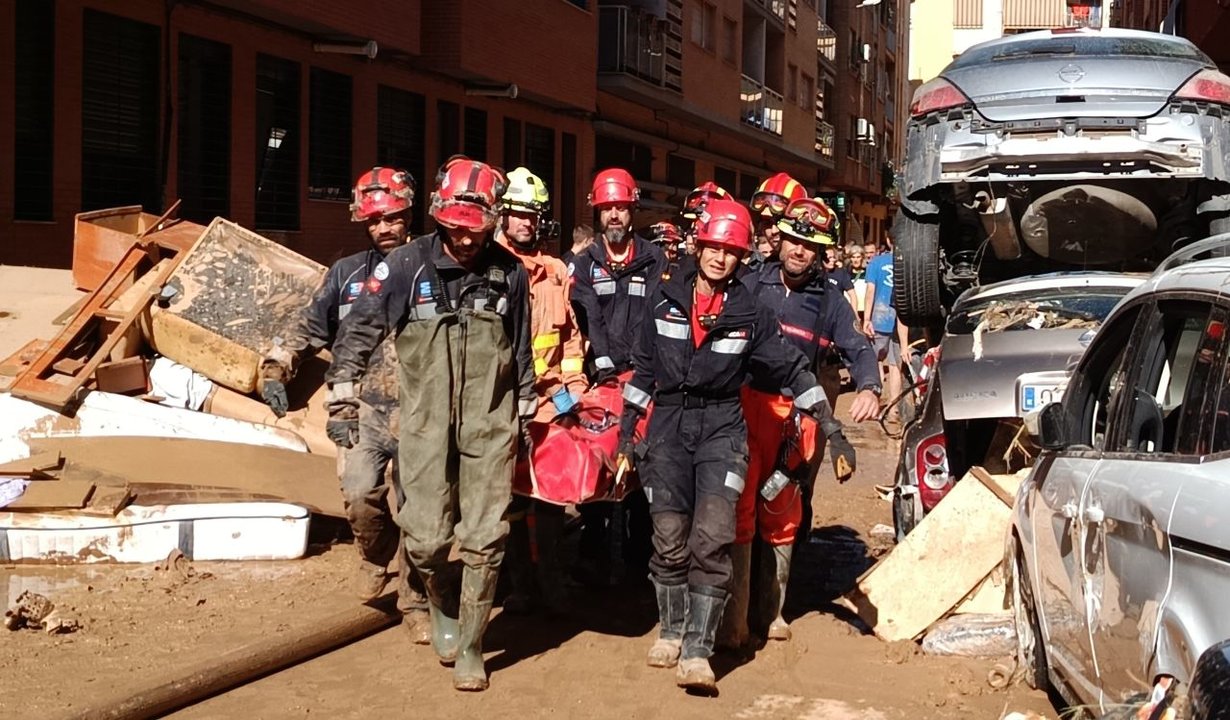 Miembros del Ericam de Madrid rescatan una víctima en Valencia | CAM