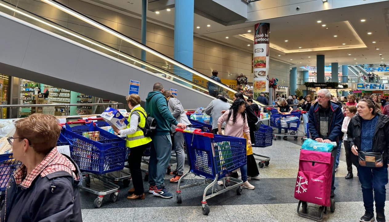 Punto de recogida der productos en el CC Plaza para entregar a los afectados por la DANA en Valencia | Fuenlabrada Noticias