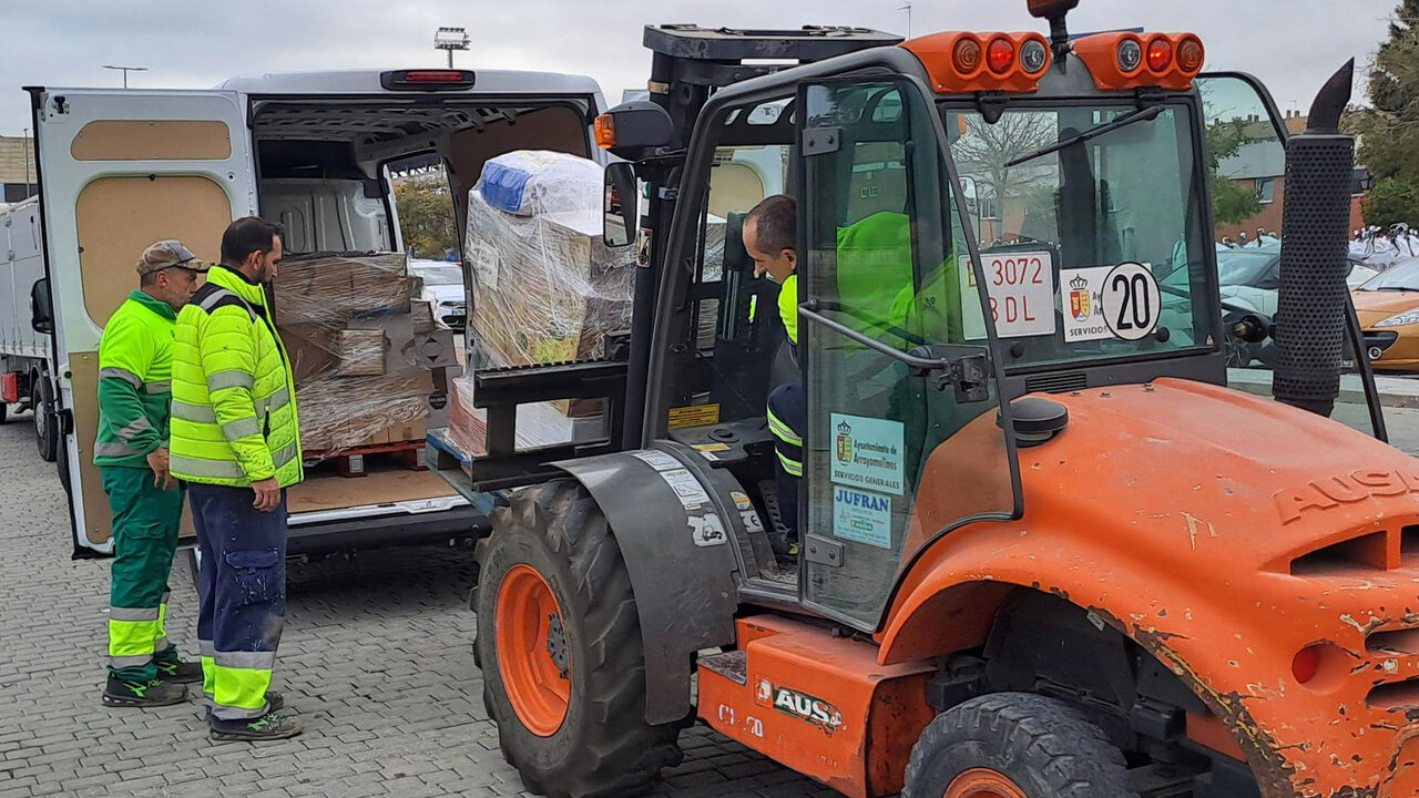 La recogida de donaciones se ha llevado a cabo durante todo el fin de semana, y los vehículos partieron ayer lunes camino a Valencia | Ayto. de Arroyomolinos