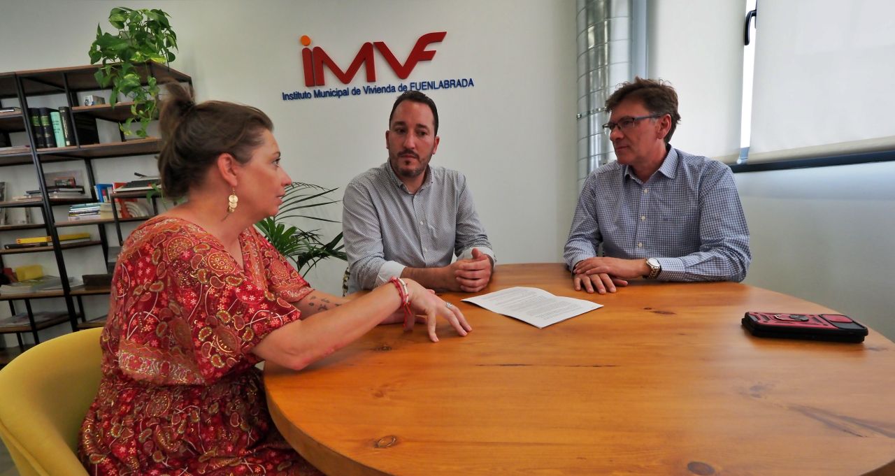 Marta Luengo Benítez, responsable de
rehabilitación del IMVF, comentando detalles con
José Miguel Aguilar Fernández y Javier Izquierdo