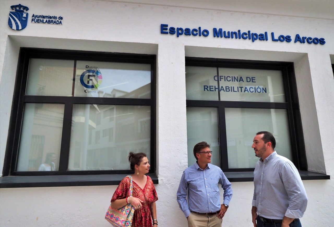 Marta Luengo Benítez, Javier Izquierdo y José
Miguel Aguilar Fernández, delante de la oficina del
IMVF en el Espacio Los Arcos de Fuenlabrada